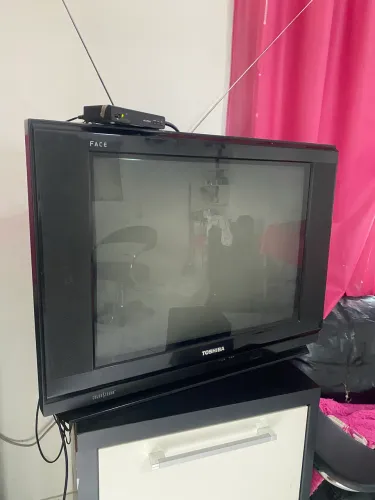 televisão de tubo (CRT) Toshiba Face ColorStream preta com tela plana. 29?