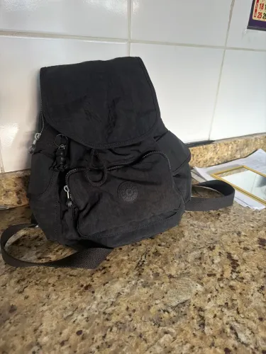 Mochila kipling pequena preta