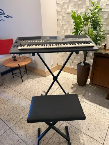 Teclado, suporte e banco