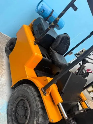 Empilhadeira hyster 2012 a gás ou gasolina (motor de opala 4 cilindros)