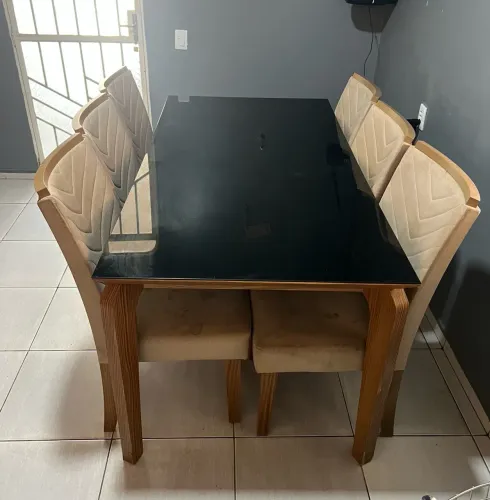 Mesa de jantar com 6 cadeiras.