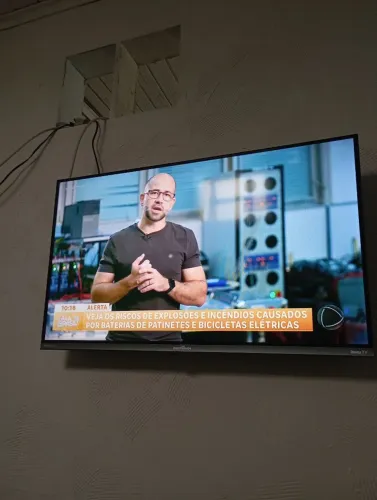 Vendo uma tv zerada 32 polegada com 100 mil filme embutido nela valor 1000 reais dentro da