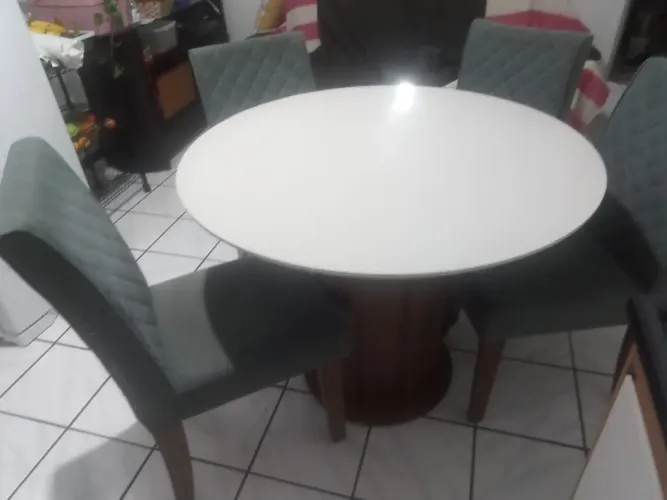 Mesa e cadeiras usadas