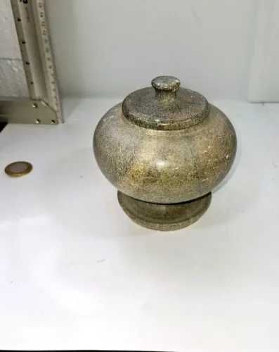 Belíssimo Potiche bojuda em pedra sabão.