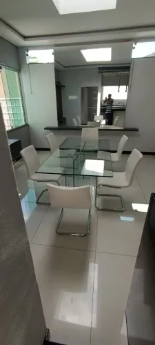 Mesa com 06 cadeiras e sofá retratil 3 metros 