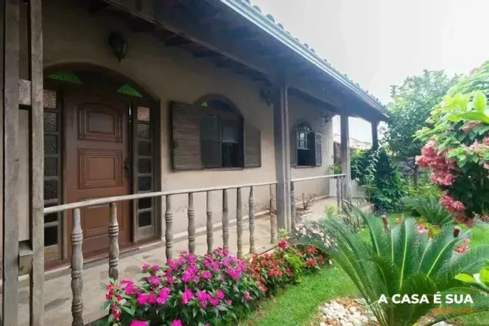Casa a venda 3 quartos, suíte e 2 vagas no Bairro Califórnia em Belo Horizonte