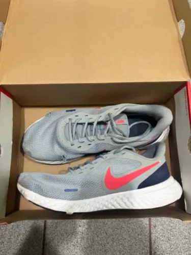 Tenis Nike Revolution 5