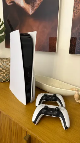 PlayStation 5 (PS5) com leitor de disco + 2 manetes