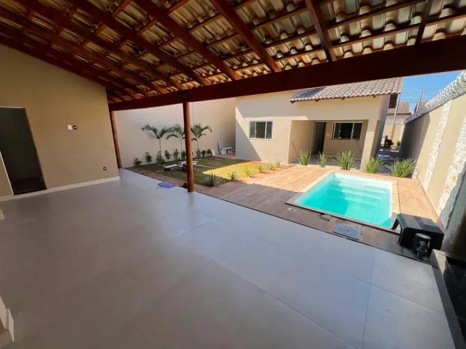 Casa com piscina sozinha no lote no Residencial Monte Pascoal em Goiânia-GO