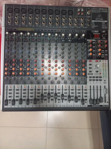 Vendo mesa bering 16 canais muito conservada, 2 caixas de som antera uma ativa e uma passi