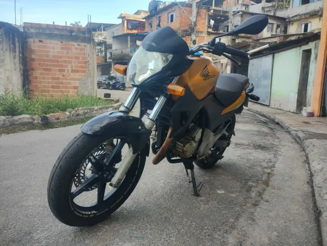 CB 300 dourada