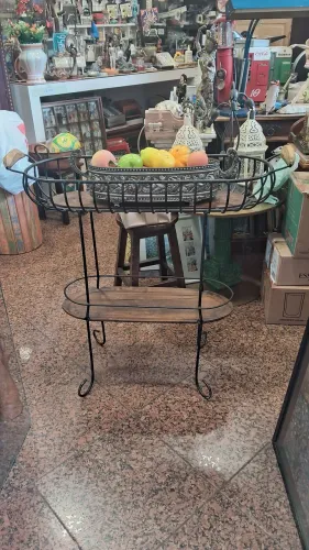 fruteira de piso estilo rústico industrial, feita com estrutura de ferro medidas 90x85x30