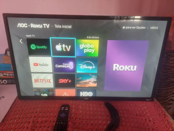 TV 32 SMART AOC ROKU WI-FI IMPECÁVEL CONTROLE E PEZINHO FUNCIONANDO CERTINHO SEM DETALHES