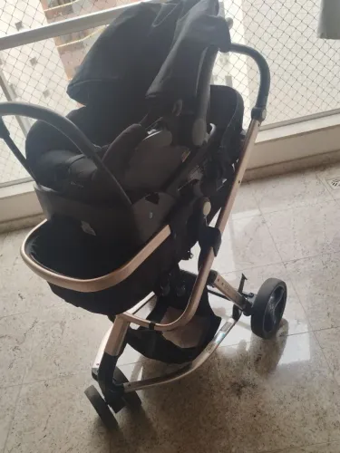 Carrinho de bebê Marca Mobi.