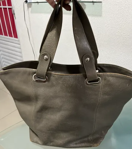 Bolsa de ombro GRANDE, de couro legítimo. Marca ANDARELLA.