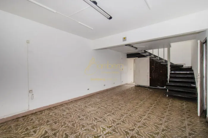 No Jabaquara, comercial ou residencial, sobrado amplo, em frente a padaria, 204 metros.