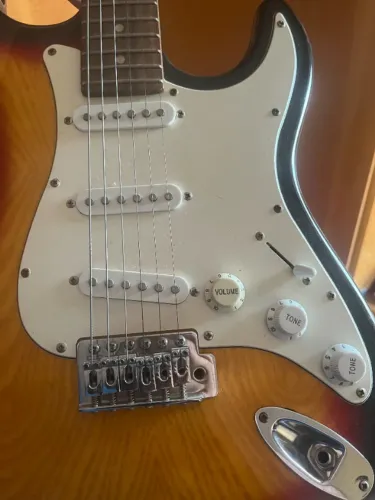 Guitarra Stratocaster Dolphin Sunburst
