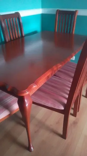 mesa bom estado com 6 cadeiras, tudo madeira.