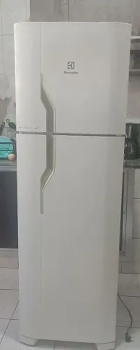 Geladeira Electrolux 261 L 110v com defeito 