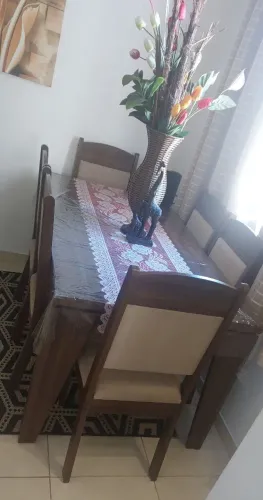 Vende-se mesa com 6 cadeiras