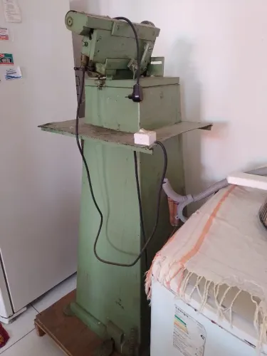 Máquina para fabricar sandálias e sapatos e tênis e acessórios