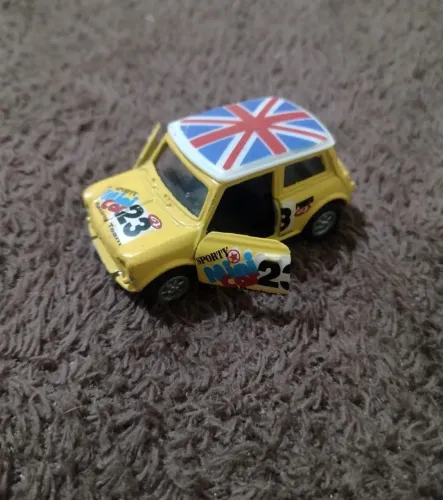 Miniatura Mini Cooper Amarelo - Estilo "Union Jack" - Abre Portas