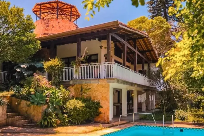 Casa para venda em Interlagos com 4 quartos, sendo 2 suítes, 380m²