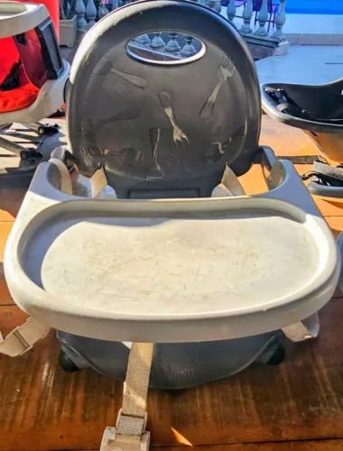 cadeirinha para refeição infantil Chicco Pocket sanack cor cinza