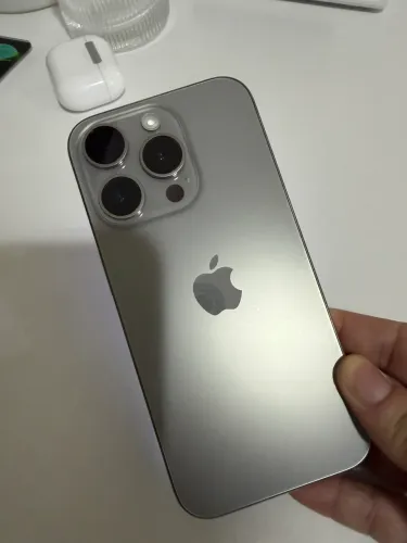 iPhone 15 Pro 128GB na cor Titânio Natural, em estado excelente.