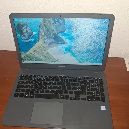 Noeebook Samsung i3 sétima geração tela grande
