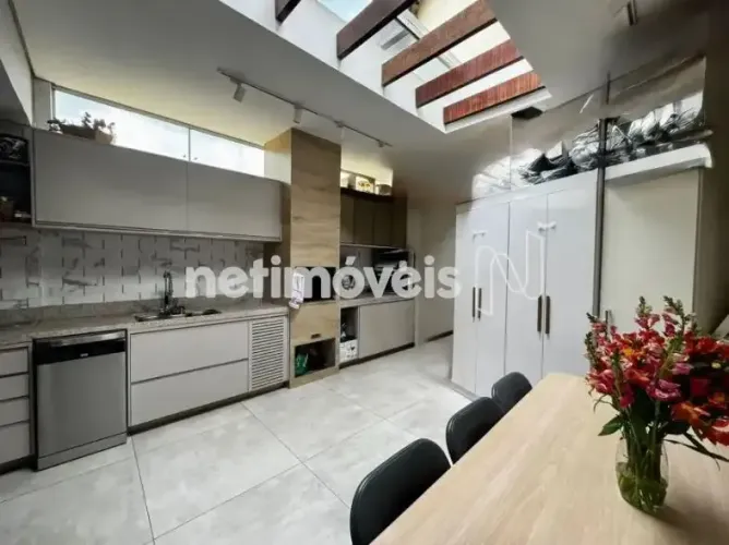 ?Linda casa geminada, super moderna, com entrada individual à venda no bairro Camargos!