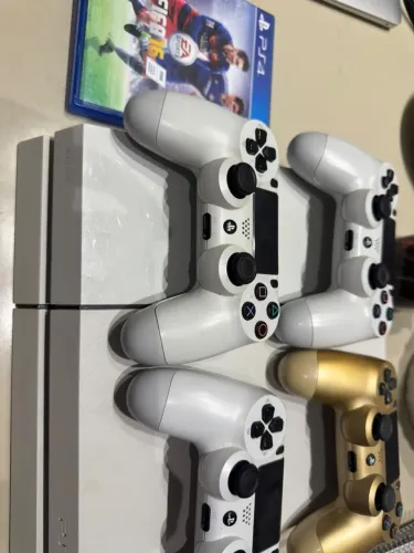 Ps4 com 4 controle
