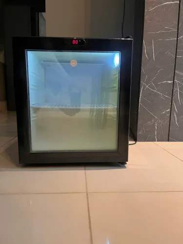 Cervejeira climatizada 50 L ( com luz e desembaçador)