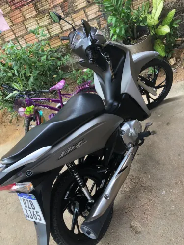 Vende-se uma Honda Biz 125 ano 23/23
