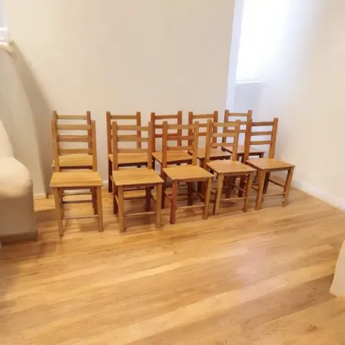 Cadeiras tradicionais de madeira maciça, eucalipto, novas.