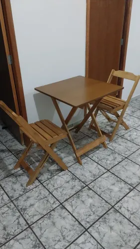 Mesa com 2 cadeiras dobráveis