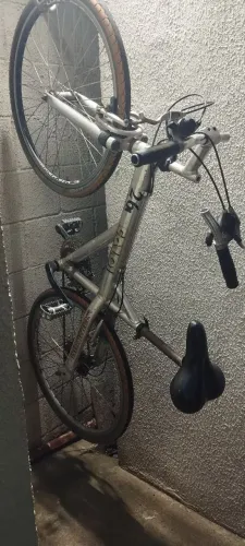 Vende-se está bicicleta aro 26 com guidão quebrado 