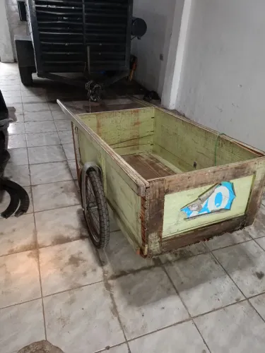 Carrinho de mão de madeira 