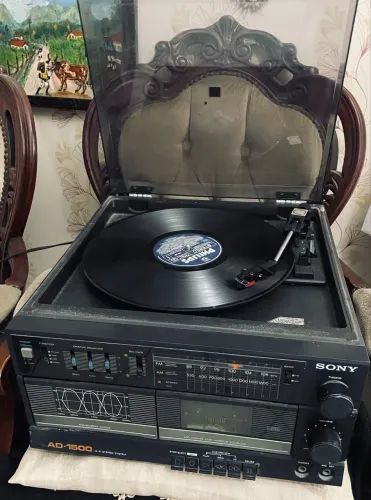 Aparelho de som vintage com toca disco Sony