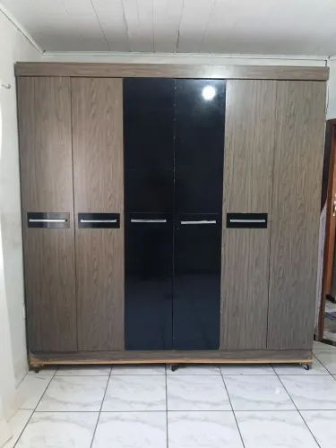Guarda roupa 6 portas, com rodas... contato: *