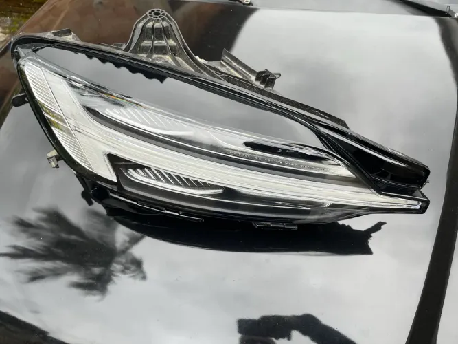 Farol direito Volvo S60 2023