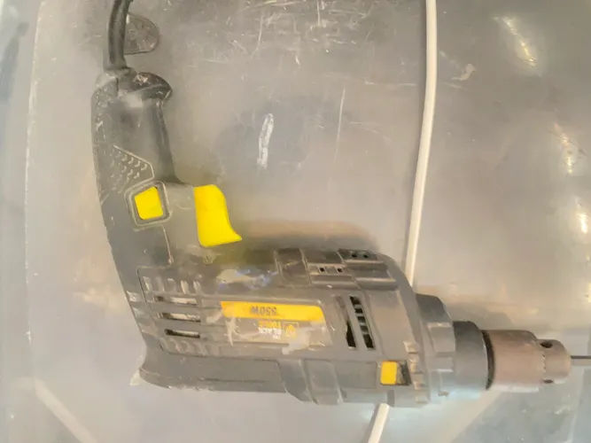 Furadeira semi nova com marca de uso