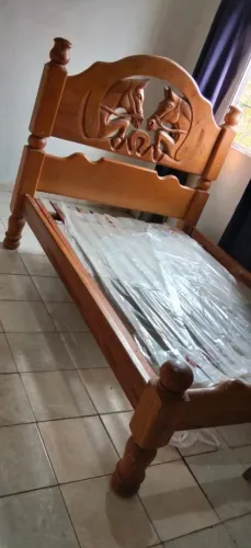 Cama de madeira maciça