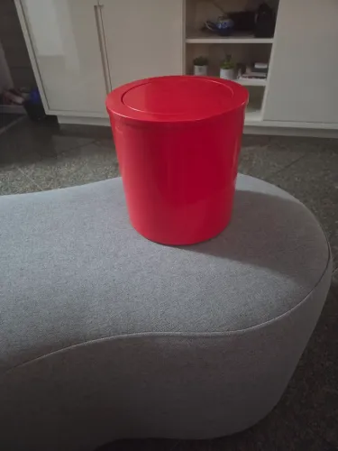 Lixeira para banheiro vermelha