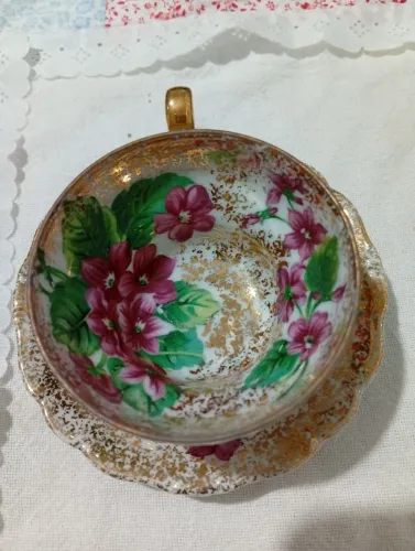 ? Xícara Antiga de Porcelana com Pires - Pintura em Relevo e Detalhes Dourados década50/70