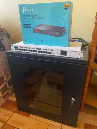 Kit Profissional de Rede: Roteador Core MikroTik + Switch Gigabit + Armário Rack