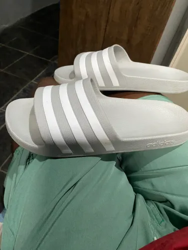 Chinelo slide Adidas