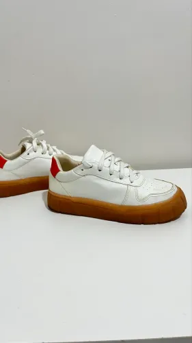 Tênis casual feminino branco com sola de goma e detalhe em vermelho no calcanhar