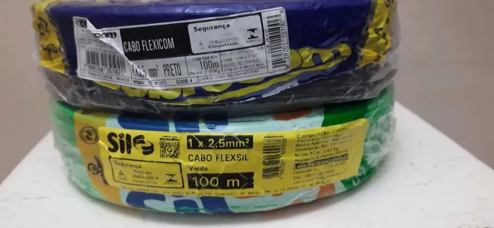 Vendo 2 rolos de fio 2,5mm. Um da marca Sil(verde),outro Cobrecon (preto).