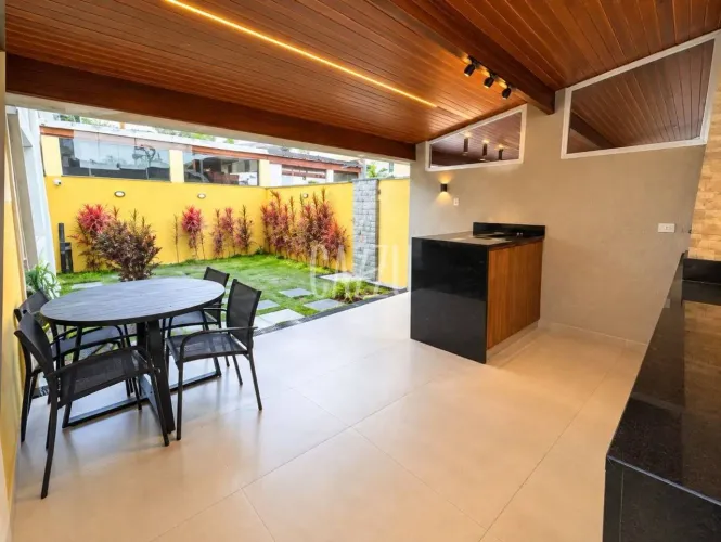 Casa 4 Quartos com 2 Suítes e Área Gourmet | 400 m da Praia | Condomínio Fechado
